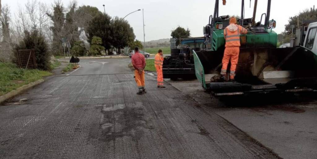 Fiumicino, lavori su viale Lago di Traiano: strada chiusa