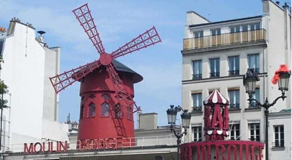 Parigi, crollano le pale del Moulin Rouge