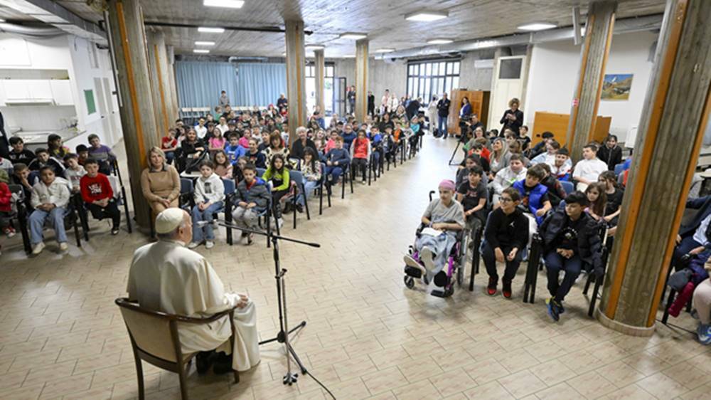 “Scuola di preghiera”: Papa Francesco fa catechismo a 200 bimbi in parrocchia