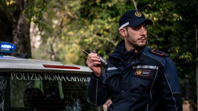 Roma, tenta il “tuffo” nella fontana di piazza della Repubblica: fermato dalla Polizia locale