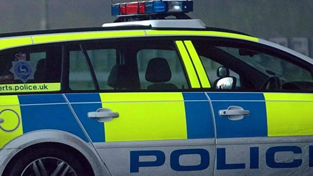 Incendia l’auto con i figli a bordo: arrestata 19enne a Leeds