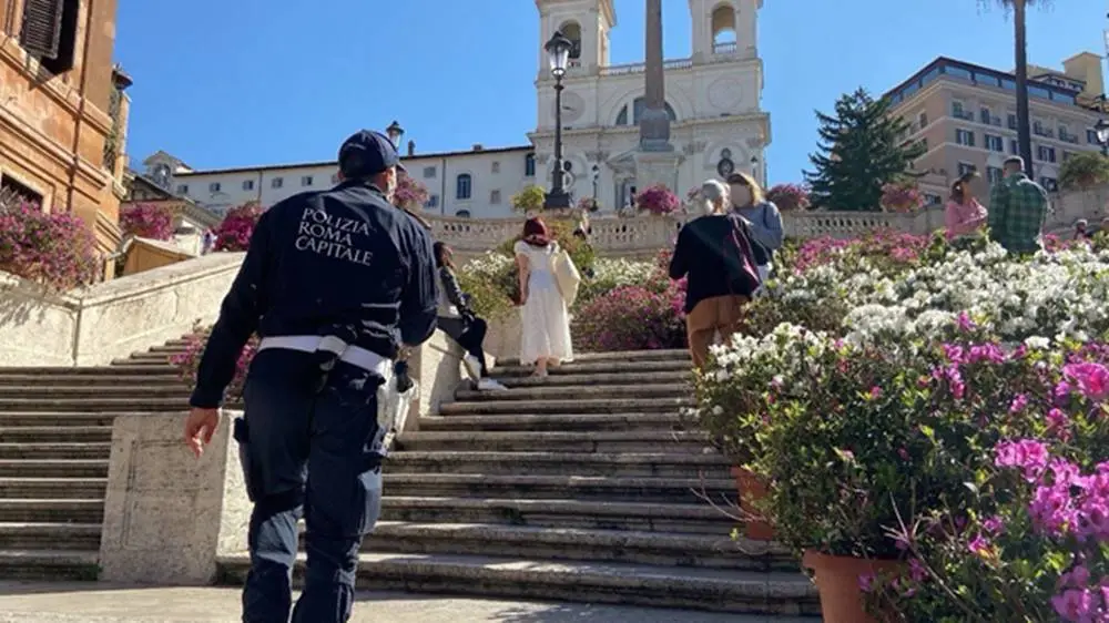 Roma, beccata ladra seriale: rubava nei negozi a piazza di Spagna