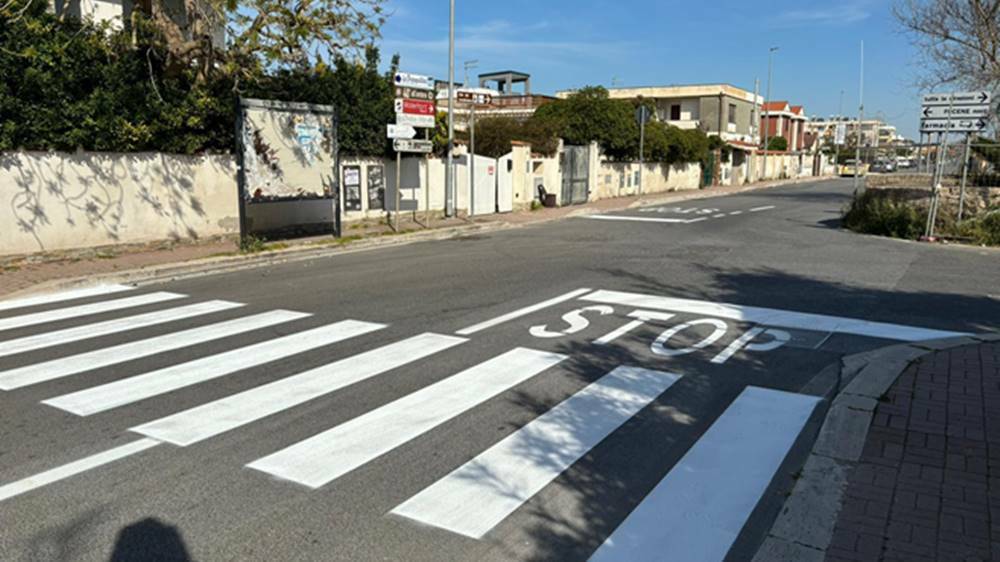 Lavori in corso: nuove strisce pedonali al fortino di viale di Focene”