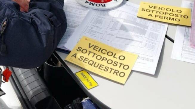 Guida senza patente per le strade di Roma: maxi multa per un centauro