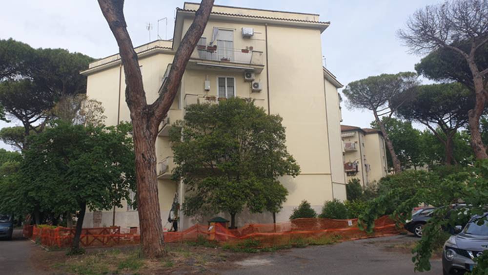 Acilia, cantiere e ponteggi... dentro casa: l'allarmante situazione degli inquilini di via Galli 20