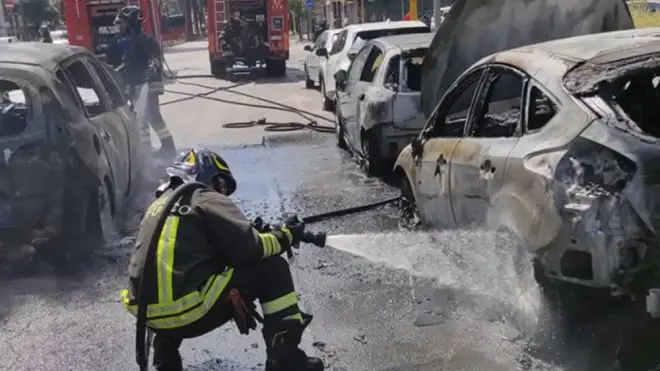 Incendio a Roma: tre auto in fiamme sulla Prenestina