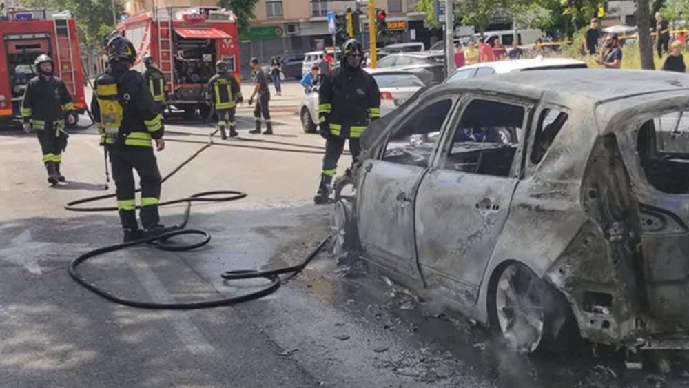 Auto in fiamme Roma