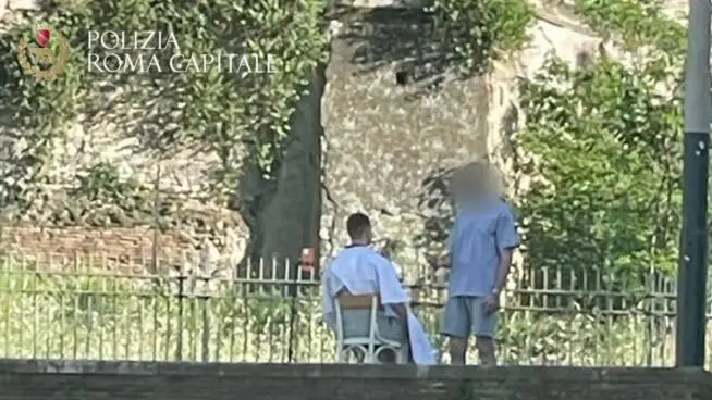 Roma, si improvvisa barbiere… per strada: scatta la multa