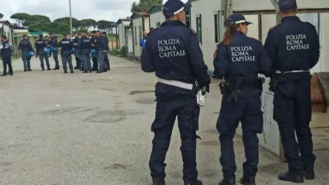 Maxi blitz al campo nomadi di Castel Romano: in azione oltre 100 uomini delle Forze dell’ordine