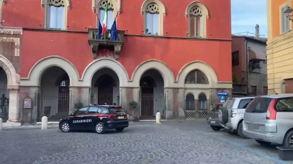 Scandalo in provincia di Roma: funzionario pubblico chiede prestazioni sessuali in cambio dei contributi