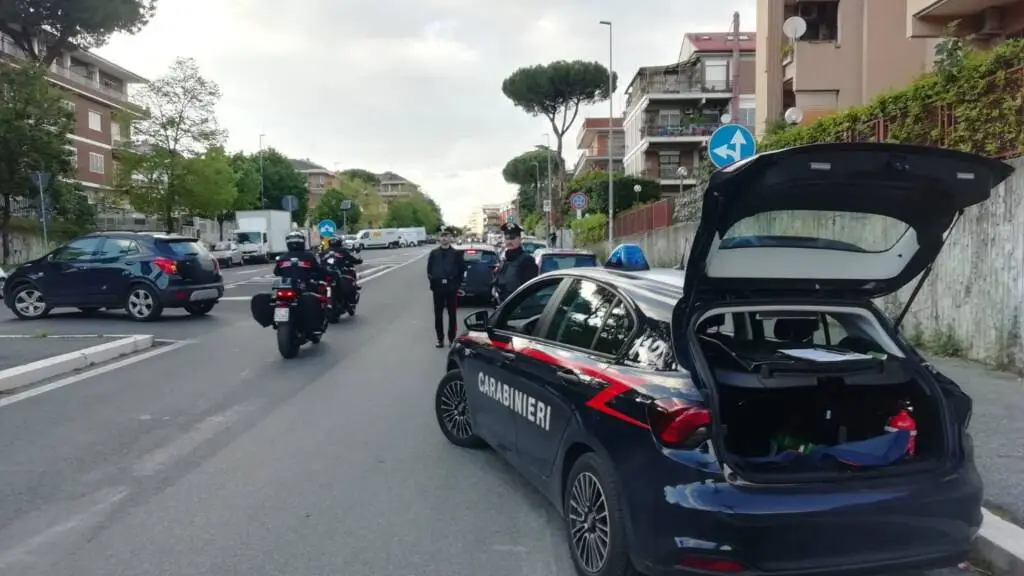 Forzano la portiera dell’auto: arrestati 3 clochard all’Eur