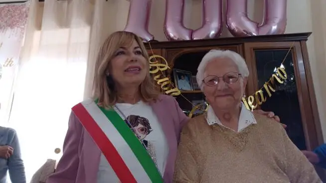 Latina, Eleonora spegne 100 candeline: alla festa di compleanno anche il sindaco Celentano