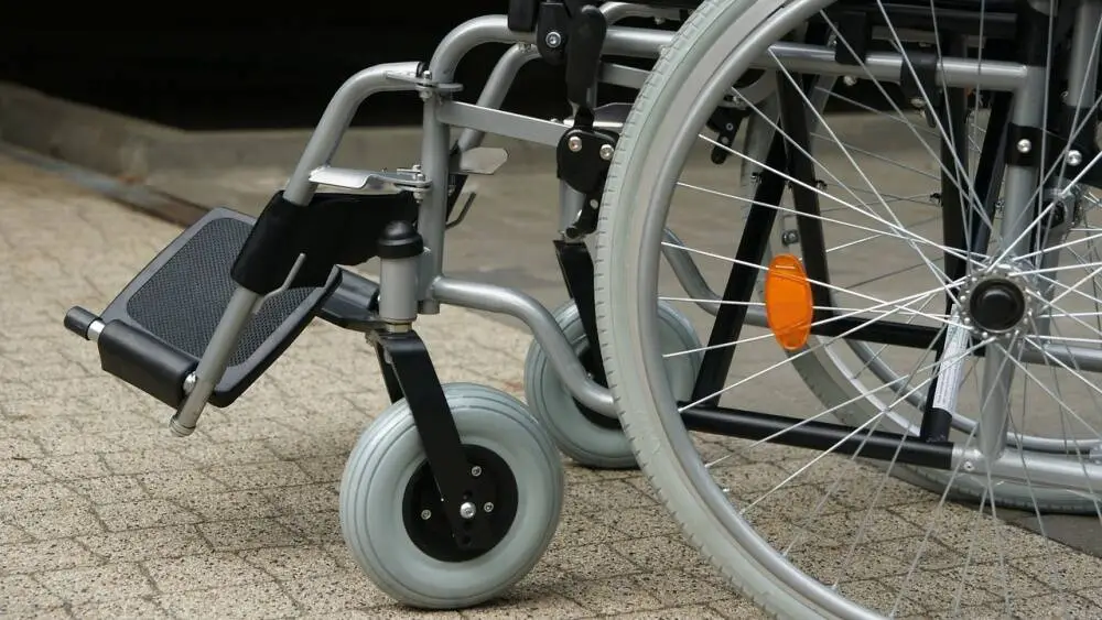 Ardea, trasporto sociale sospeso da un anno: anziani e disabili isolati