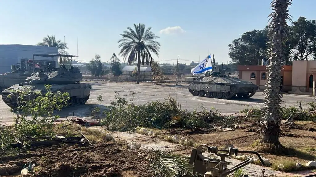 Carri armati e truppe: Israele prende il controllo del valico di Rafah