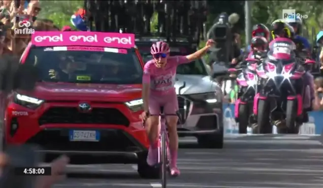 Giro d’Italia 2024, Pogacar trionfa a Bassano del Grappa: “Vincere per onorare la maglia rosa”