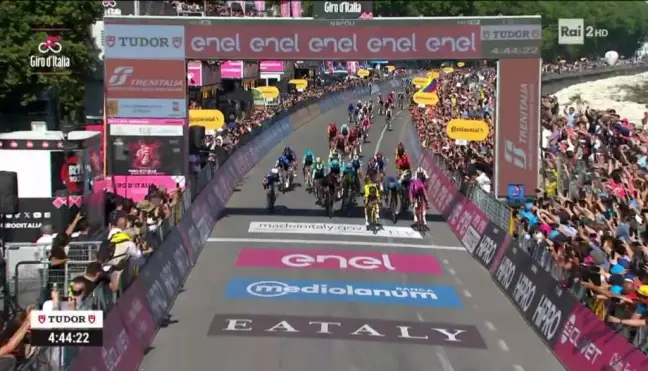 Giro d’Italia, la tappa veloce di Napoli va a Olav Kooij. Pogacar è ancora maglia rosa