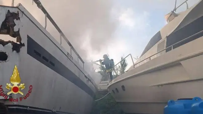 Incendio a Fiumicino: divampano le fiamme in un cantiere nautico