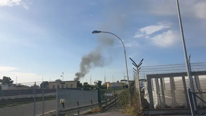 Incendio a Fiumicino: divampano le fiamme in un cantiere nautico