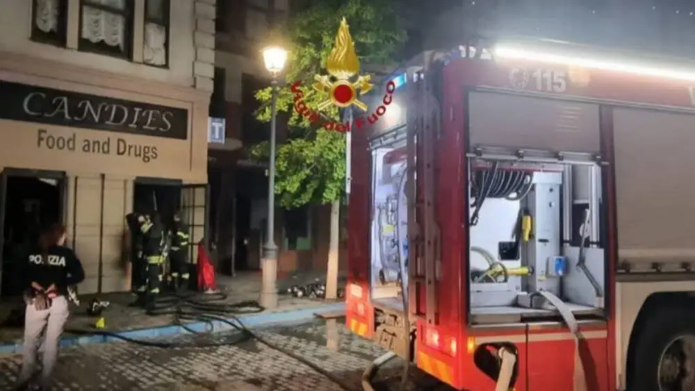 Pomezia, incendio a Cinecittà World: a fuoco un negozio di souvenir