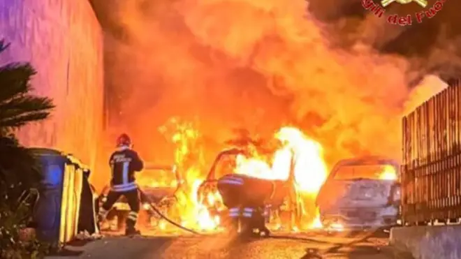Santa Marinella, incendio nella notte: 4 auto avvolte dalle fiamme
