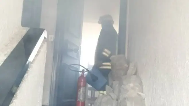 Vitinia, incendio in un appartamento in via del Risaro: un intossicato