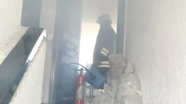 Vitinia, incendio in un appartamento in via del Risaro: un intossicato