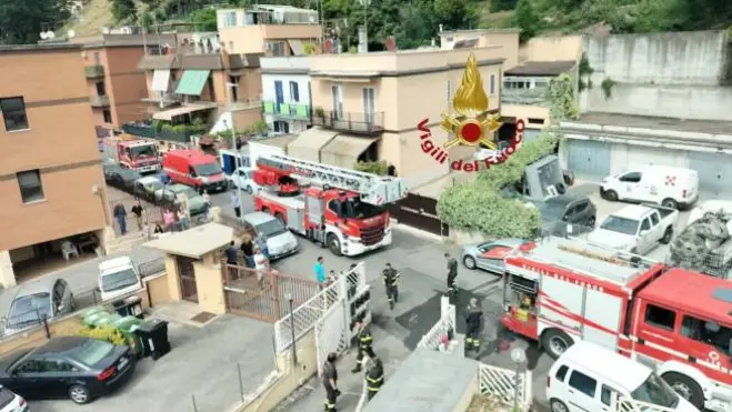 Vitinia, incendio in un appartamento in via del Risaro: un intossicato