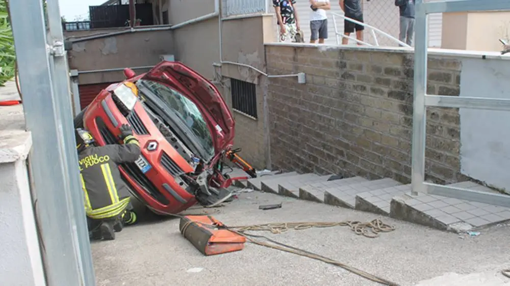 Ardea, auto a folle velocità “vola” e resta incastrata nella rampa di un garage