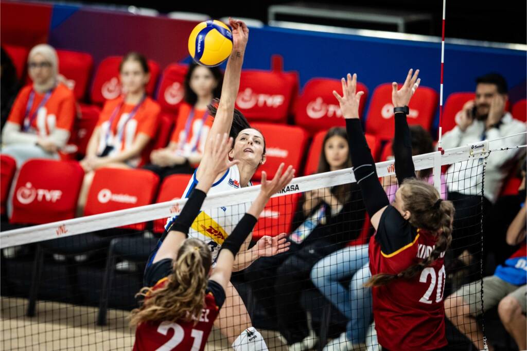 Women's Volleyball Nations League, Italy beats Serbia and scores four