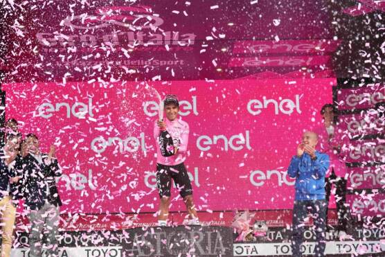 Giro d’Italia 2024, Narvaez è la prima maglia rosa: arrivato in volata sul traguardo