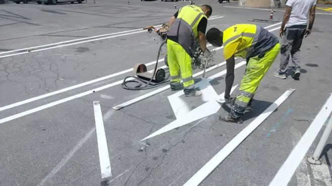 Cambia la viabilità in piazza Aldo Moro a Cerveteri: in corso i lavori per la nuova segnaletica