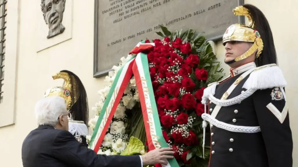 Mattarella omaggia Aldo Moro: corona di fiori sotto la lapide di via Caetani