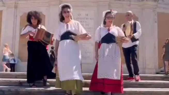 Roma diventa Nemi per un giorno: il flashmob che anticipa la sagra delle fragole -VIDEO