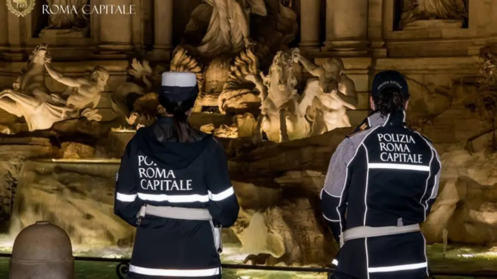 Roma, tenta il tuffo nella fontana di Trevi: multa salata per un 28enne