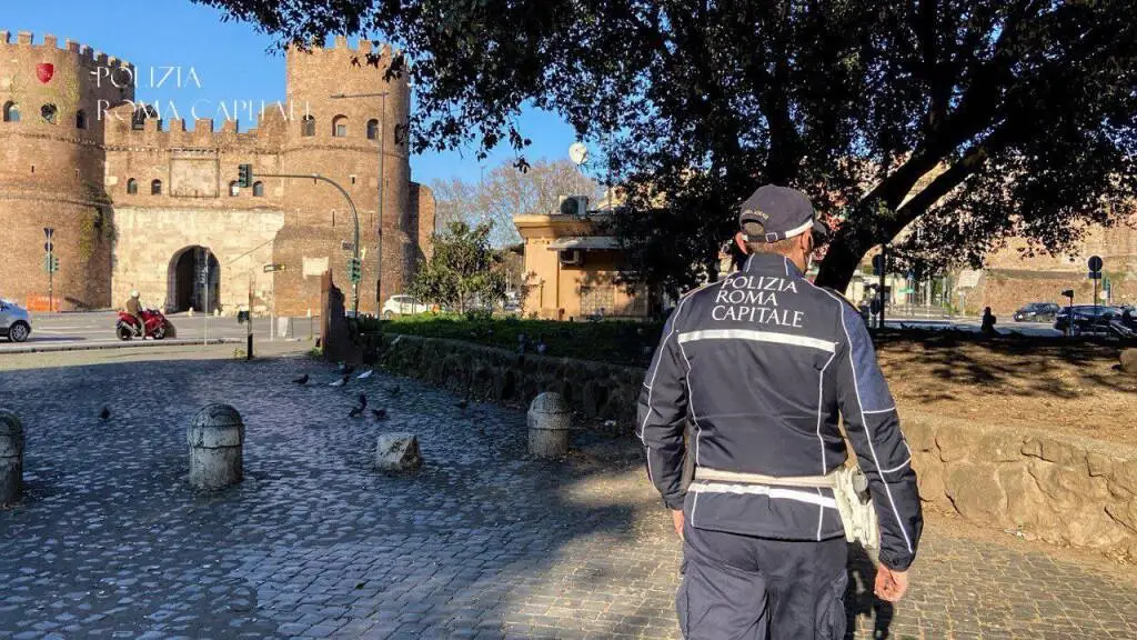 A bordo di un motorino rubato, non si ferma all’alt dei vigili: arrestato a piazzale Ostiense