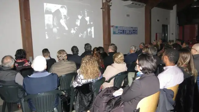 Fiumicino, al Piazzale Mediterraneo la proiezione del film “Come un gatto in tangenziale-ritorno a Coccia di Morto”