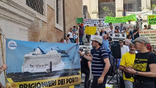 Gli inquilini di Acilia in protesta al Campidoglio: “Per noi è illegale lasciare immobili vuoti, non occuparli”