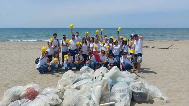 Pomezia, Rentokil Initial Italia con Legambiente per la pulizia delle spiagge