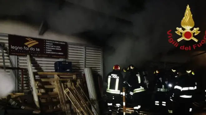 Roma, in fiamme una falegnameria: evacuate 40 persone