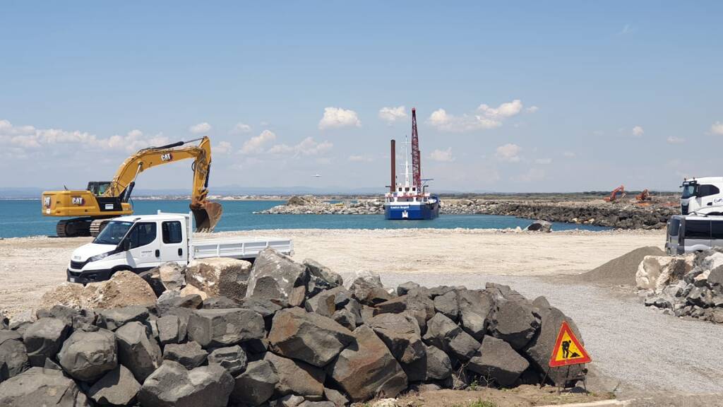 Tuffo nel mare, prima pietra per il porto commerciale di Fiumicino