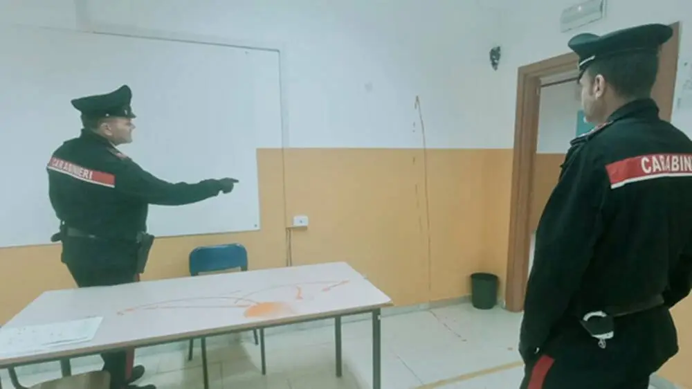 Vandali in azione in una scuola di Minturno: pareti e scrivanie imbrattate di vernice