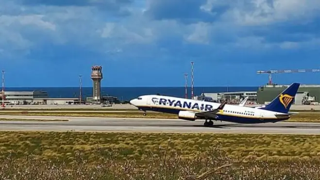 Il volo atterra all’aeroporto di Palermo con oltre sette ore di ritardo: ai passeggeri 250 euro di rimborso