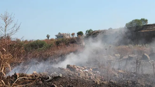 Ardea “terra dei fuochi”: ancora fumo acre dopo l’incendio alle Salzare