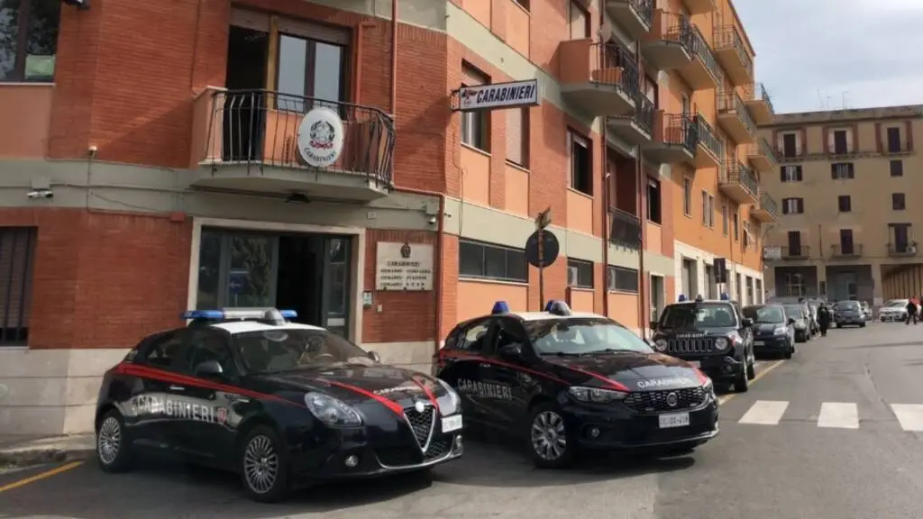 Si rifugia dai carabinieri per sfuggire alla furia dei parenti