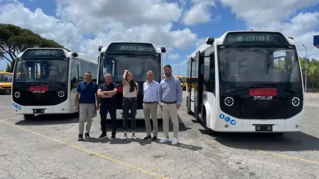 Fiumicino, Caroccia: “I tre nuovi bus elettrici sono un passo verso un Comune più green”