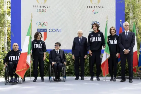 Parigi 2024, Mattarella consegna il Tricolore all’Italia Team: “Il vostro comportamento onorerà il Paese”