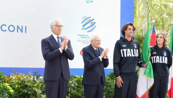 Parigi 2024, Mattarella consegna il Tricolore all’Italia Team: “Il vostro comportamento onorerà il Paese”