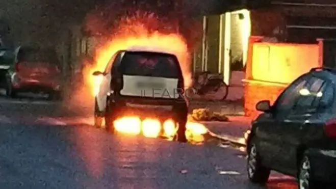 Molotov esplosa sotto un’auto ad Ardea: beccato un 15enne