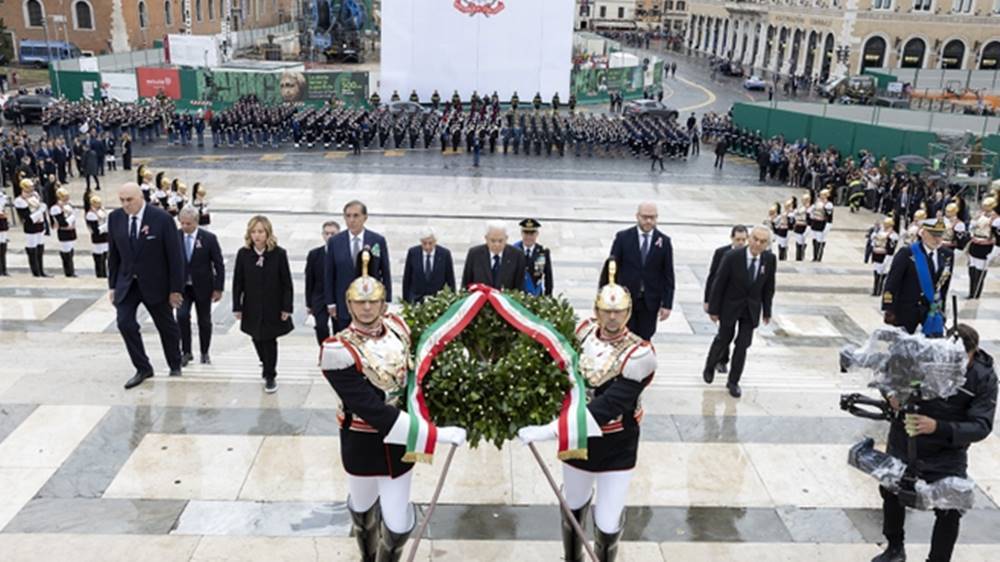 Festa della Repubblica, l&#8217;omaggio di Mattarella all&#8217;Altare della Patria
