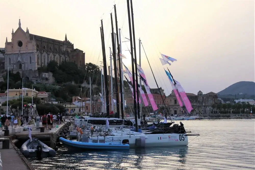 Nastro Rosa Tour di Vela, terminata la tappa di Gaeta: traguardo alla Scuola Nautica delle Fiamme Gialle